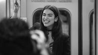 "Dua benar-benar tipe Jack dan ia adalah fans beratnya," jelas seorang sumber. (instagram/dualipa)