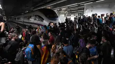 Ratusan massa pro-kemerdekaan Catalonia saat memblokir rel kereta api di Stasiun Sants di Barcelona (8/11). Pengunjuk rasa memblokir jalan dan jalur kereta api setelah para pemimpin separatis ditahan di Madrid. (AFP Photo/Lluis Gene)