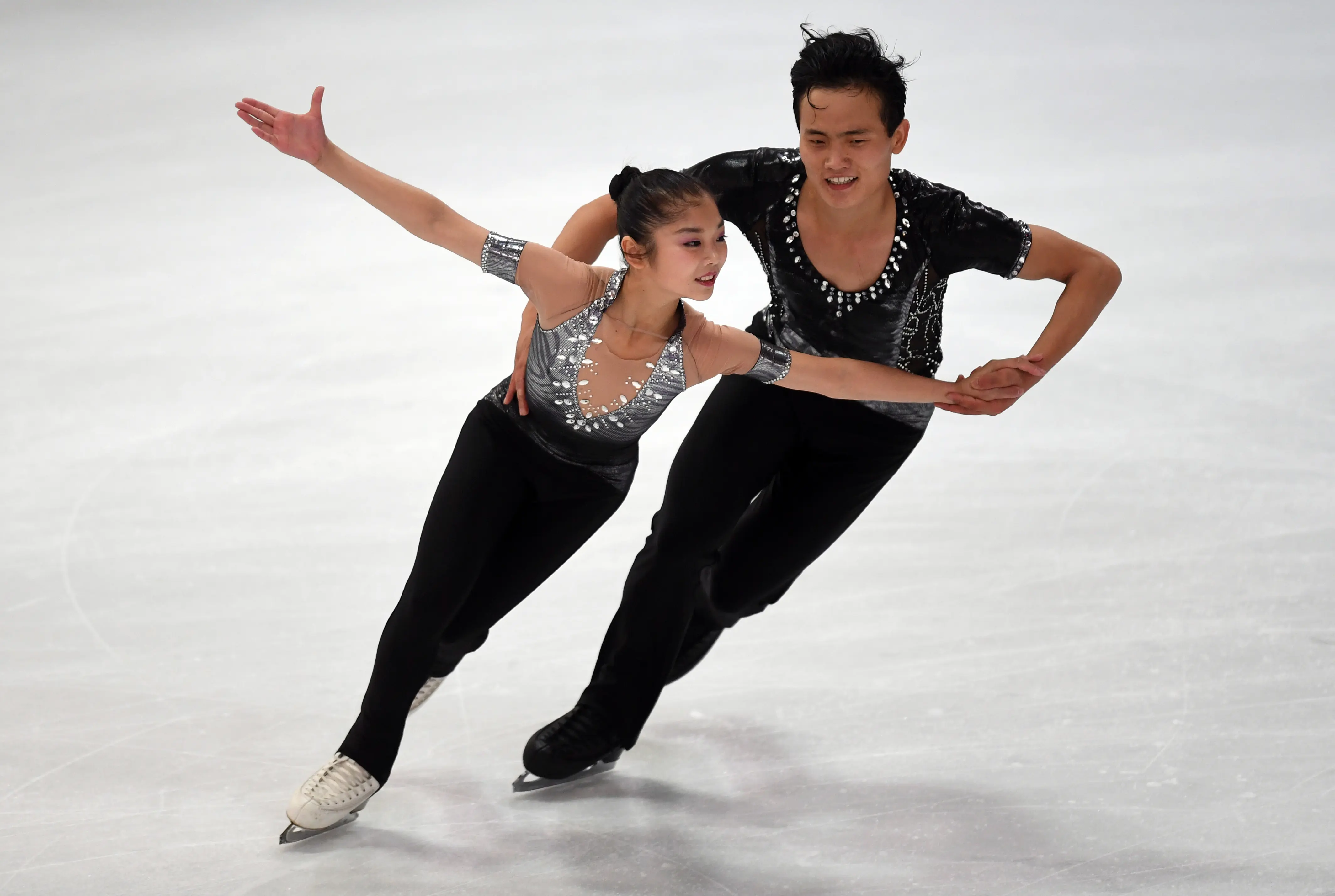 Ryom Tae Ok dan Kim Ju Sik, atlet peseluncur indah dari Korea Utara yang digadang-gadang akan tampil dalam Olimpiade Musim Dingin di Korea Selatan (AFP)