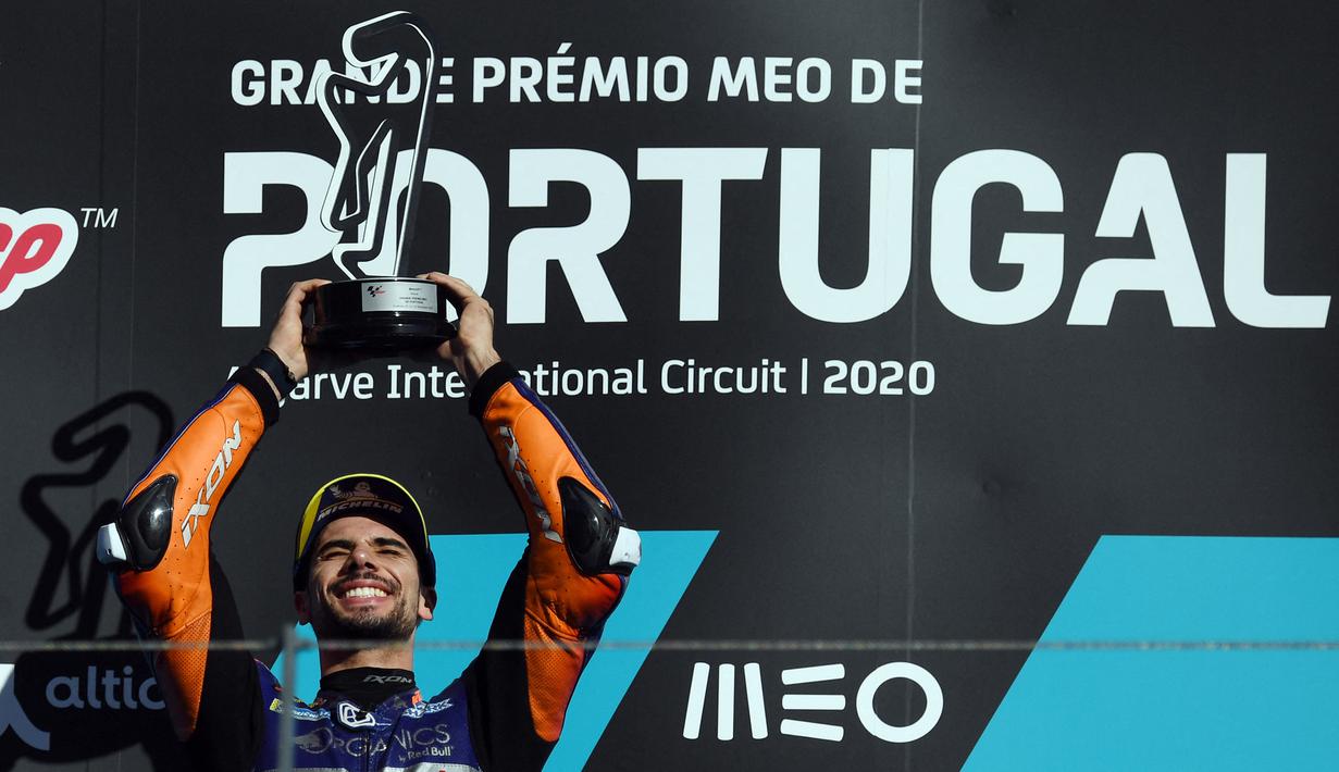 Kemenangan Miguel Oliveira ini merupakan yang kedua kalinya diraih saat berlaga di sirkuit debutan. Sirkuit debutan pertama yang ia taklukkan adalah Sirkuit Internasional Algarve, Portimao, Portugal, pada 2020 lalu. (AFP/Patricia De Melo Moreira)