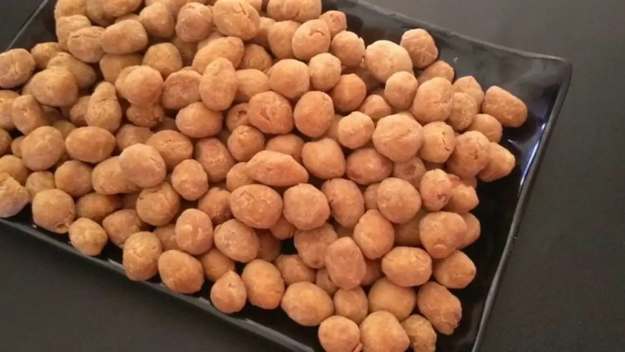 Sepiring kacang telur renyah, manis, gurih