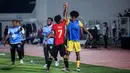 <p>Pemain Timor Leste U-20, Luis Figo melakukan selebrasi bersama kiper cadangan Alexandre Oscar Quintao setelah mencetak gol ke gawang Timnas Indonesia U-20 pada laga Grup F Kualifikasi Piala Asia U-20 2025 di Stadion Madya, Senayan, Jakarta, Jumat (27/09/2024). (Bola.com/Bagaskara Lazuardi)</p>