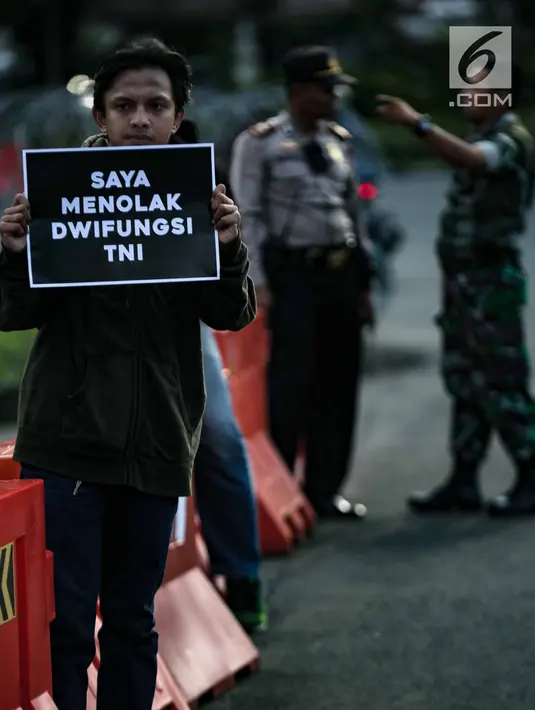 Aktivis Jaringan Solidaritas Korban untuk Keadilan (JSKK) menggelar Aksi Kamisan ke-576 di depan Istana Merdeka, Jakarta, Kamis (28/2). Dalam aksinya mereka menolak kembalinya militer untuk menduduki jabatan sipil. (Liputan6.com/Faizal Fanani)
