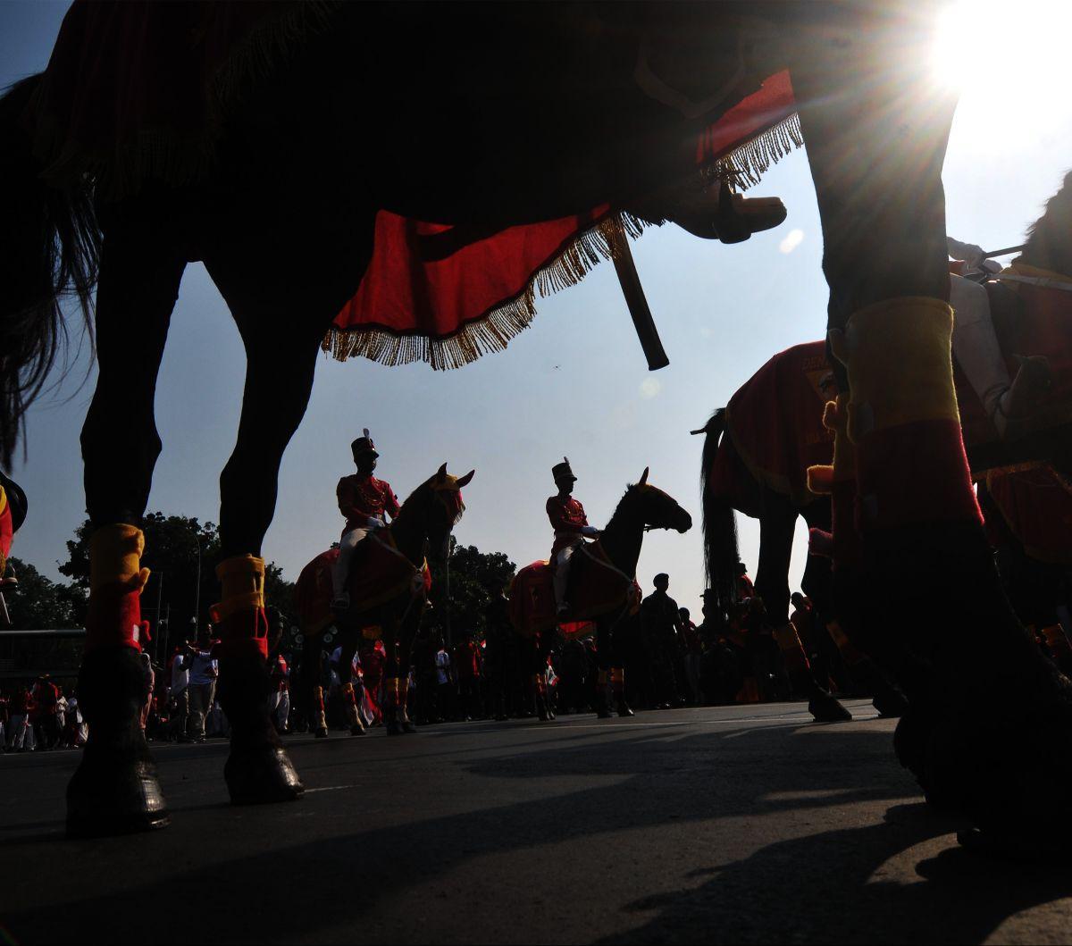 Pasukan berkuda mengawal kirab bendera merah putih dan naskah proklamasi dari Monumen Nasional (Monas) menuju Ibu Kota Nusantara (IKN) saat melewati kawasan Bundaran Patung Kuda, Jakarta, Sabtu (10/8/2024). Kirab yang dilakukan menjelang upacara perayaan 