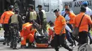 Tim SAR bergerak cepat dan penuh hati-hati saat memindahkan jenazah AirAsia QZ 8501 dari helikopter, Pangkalan Bun, Kalteng, Kamis (1/1/2014).  (Liputan6.com/Herman Zakharia)