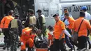 Tim SAR bergerak cepat dan penuh hati-hati saat memindahkan jenazah AirAsia QZ 8501 dari helikopter, Pangkalan Bun, Kalteng, Kamis (1/1/2014).  (Liputan6.com/Herman Zakharia)