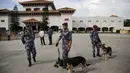 Polisi Nepal berjaga di depan gedung parlemen jelang Presiden Ram Baran Yadav resmi mengesahkan konstitusi baru di Kathmandu, Nepal, Minggu (20/9/2015). Meski diwarnai aksi protes, konstitusi baru Nepal akan segera disahkan. (REUTERS/Navesh Chitrakar)