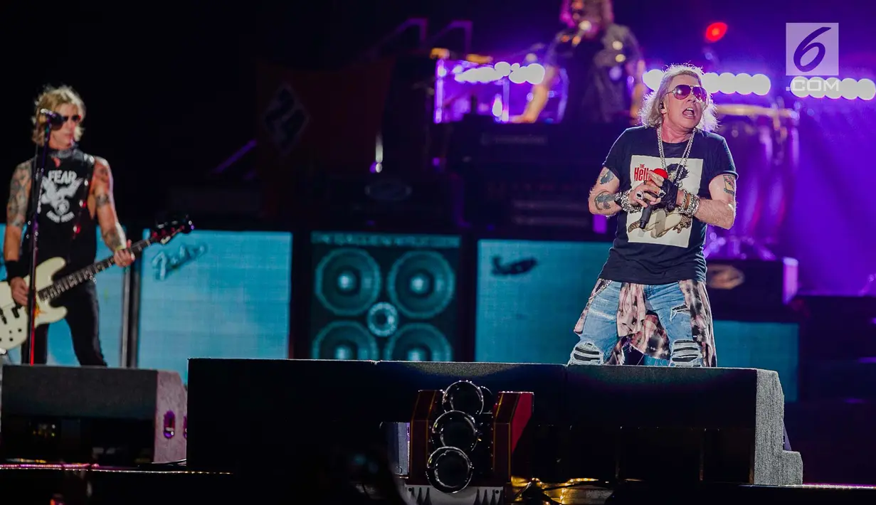 Vokalis Guns N' Roses, Axl Rose dan Bassis, Duff McKagan saat tampil pada konser Guns N' Roses “Not In This Lifetime” Tour in Jakarta 2018 di Stadion Gelora Bung Karno, Jakarta, Kamis (8/11). (Liputan6.com/Faizal Fanani)