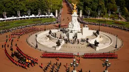 Warga menyaksikan prosesi pemindahan peti jenazah Ratu Elizabeth II dari Istana Buckingham ke Westminster Hall di London, Inggris, 14 September 2022. Pangeran William dan Pangeran Harry juga mengikuti dari belakang. (Chip Somodevilla/Pool via AP)