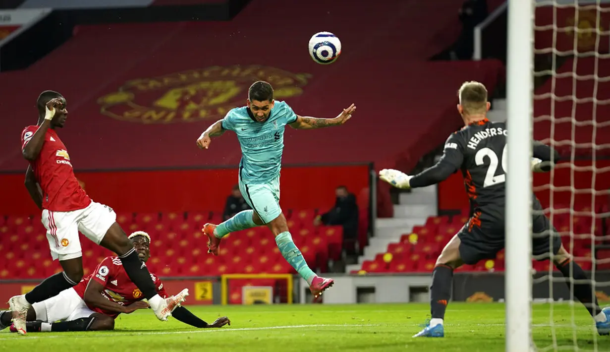 Pemain Liverpool Roberto Firmino (tengah) mencetak gol ke gawang Manchester United pada pertandingan Liga Inggris di Stadion Old Trafford, Manchester, Inggris, Kamis (13/5/2021). Liverpool melumat Manchester United 4-2. (AP Photo/Dave Thompson, Pool)