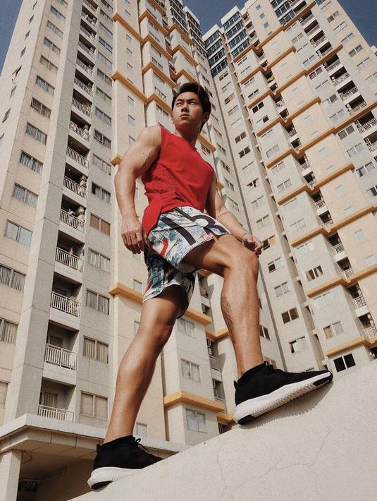 Selama 8 bulan terakhir ini pemilik nama Rafael Landry Tanubrata rutin berolahraga ini. Bahkan, ia pun menggunakan jasa pelatih pribadi. (Liputan6.com/IG/@rafaell_16)