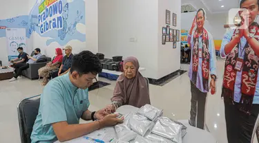 Seorang warga mengikuti peemriksaan kesehatan gratis yang digelar Tim Kampanye Nasional (TKN) Prabowo Subianto-Gibran Rakabuming Raka di TKN Fanta HQ, Menteng, Jakarta Pusat, Rabu (6/12/2023). (Liputan6.com/Faizal Fanani)