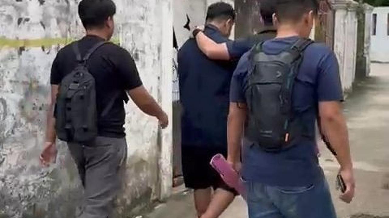 Salah satu upaya Ayla adalah mencari informasi ke tempat kerja sang ibu.<br>