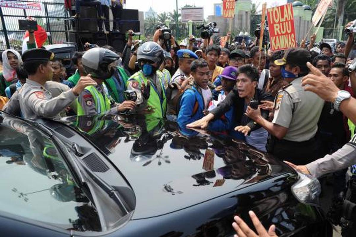 Tolak RUU Kamnas, mahasiswa bakar ban dan blokir jalan