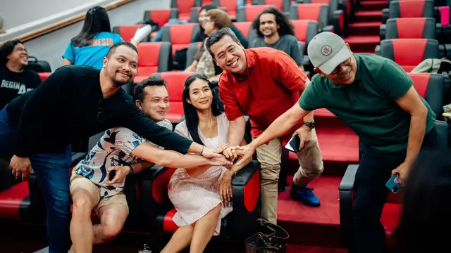 Menteri Pendidikan, Kebudayaan, Riset, dan Teknologi (Mendikbudristek) Nadiem Makarim sebut pihaknya gandeng SMKN Kasihan, Bantul, Yogyakarta siap gelar konser musikal dengan tema Memeluk Mimpi-Mimpi.