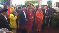 Presiden Jokowi mahir manotor dalam pesta adat Kahiyang Ayu dan Bobby Nasution.