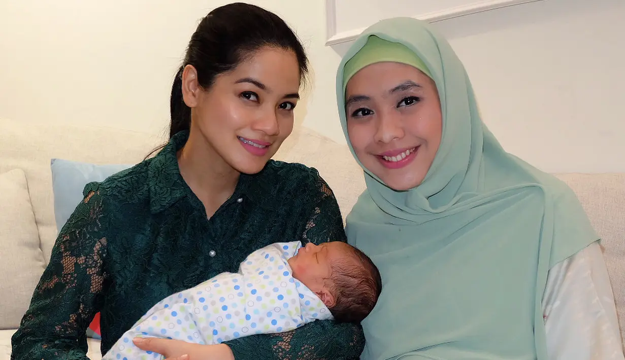 Wah, terbukti kalau Titi selalu tampil memukau. Tampak dari foto ini, di mana ini menunjukan beberapa saat setelah melahirkan. Mahmud yang satu ini tetap kece dengan dress berwarna hijaunya. (Instagram/titi_kamall)