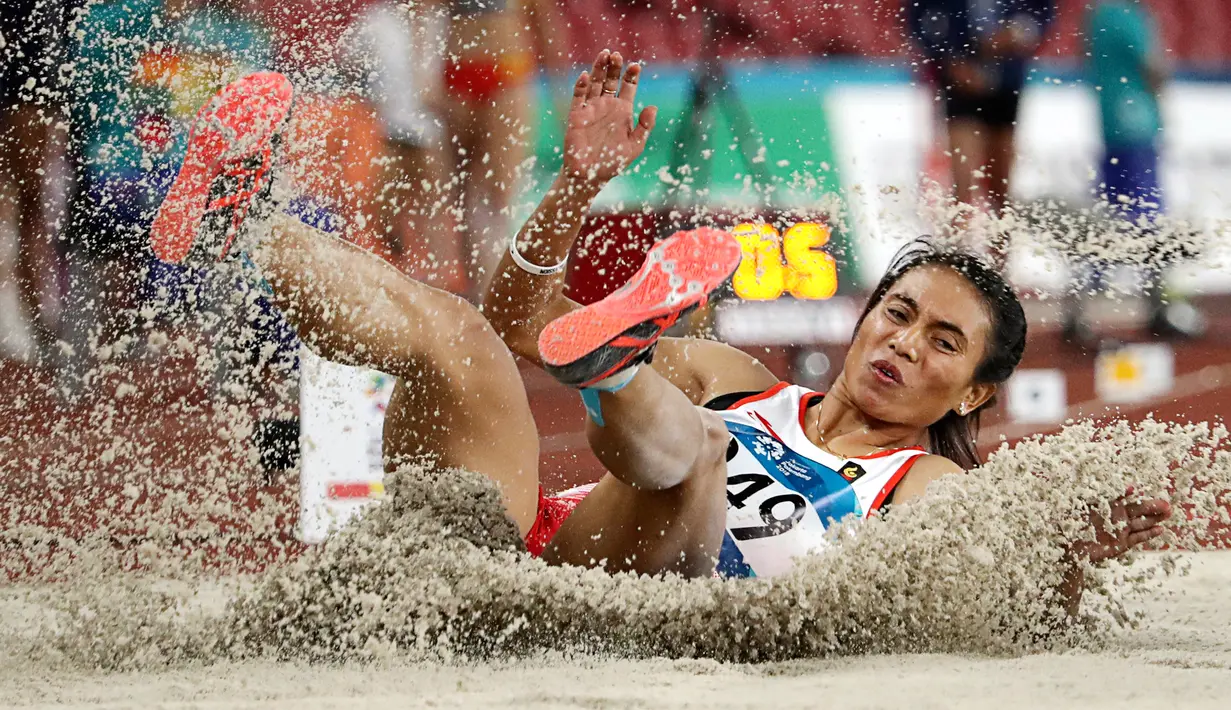 Atlet Indonesia Maria Natalia Londa turun pada nomor lompat jaus putri Asian Games ke-18 di Stadion Utama Gelora Bung Karno, Jakarta, Senin (27/8). Sebanyak 11 atlet turun di final nomor lompat jauh putri (ANTARA FOTO/INASGOC/M Agung Rajasa)