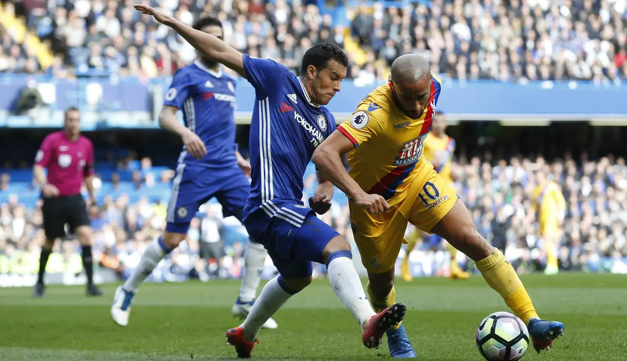 Gelandang Crystal Palace, Andy Townsend, berusaha melewati bek Chelsea, Cesar Azpilicueta. Meski kalah, The Blues lebih menguasai jalannya laga dengan penguasaan bola mencapai 66 persen. (AP/Alastair Grant)
