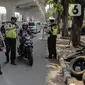 Polisi lalu lintas memberhentikan pengendara sepeda motor saat pelaksanaan Operasi Zebra Jaya 2019 di Jalan Boulevard Gading Raya, Jakarta, Kamis (24/10/2019). Polda Metro Jaya menggelar Operasi Zebra Jaya hingga 5 November mendatang guna menekan pelanggaran lalu lintas. (Liputan6.com/Faizal Fanani)