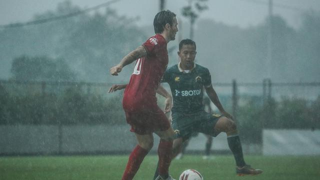 Gelandang Persija, Marc Klok, saat beruji coba dengan Persikabo di Lapangan PSSN, Depok, Selasa (15/9/2020).