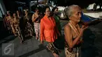 Sejumlah abdi dalem mengikuti prosesi numplak wajik di keraton Kesultanan Yogyakarta, (4/7).Numplak wajik di selenggrakan untuk memulai proses pembuatan Gunungan yang akan di perebutkan pada hari raya idul fitri.(Boy Harjanto)