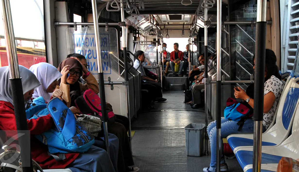 Sejumlah pelajar saat menaiki bus Transjakarta di terminal Blok M, Jakarta, Rabu (29/7/2015). Transjakarta mengratiskan pelajar pemilik KJP selama periode 27 Juli-3 Agustus dalam rangka Jakarta Book Fair. (Liputan6.com/Yoppy Renato)