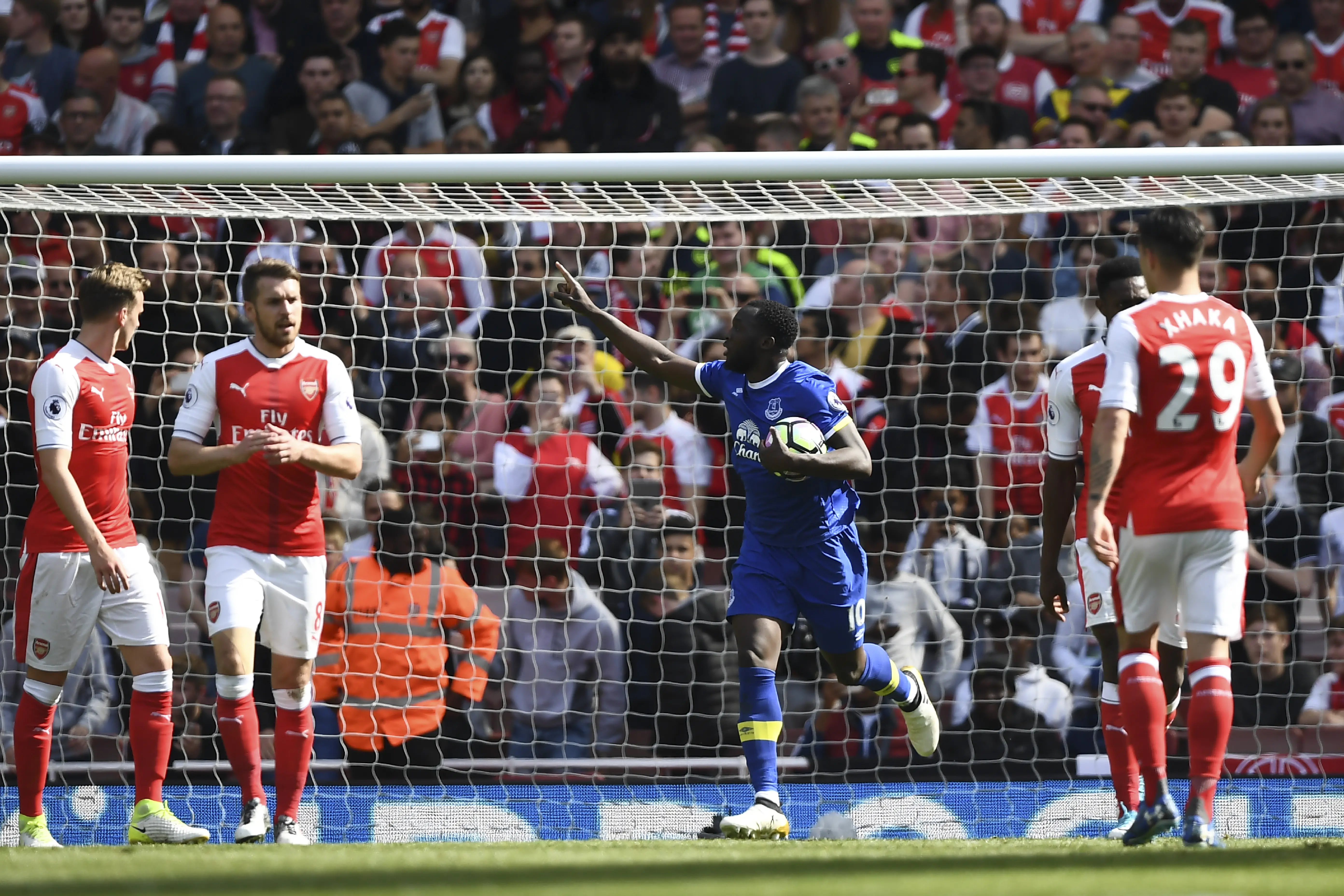 Romelu Lukaku (tengah) rayakan gol ke gawang Arsenal, Mei 2017. Lukaku mencetak 25 gol di Liga Inggris 2016/2017. (AFP/Justin Tallis)