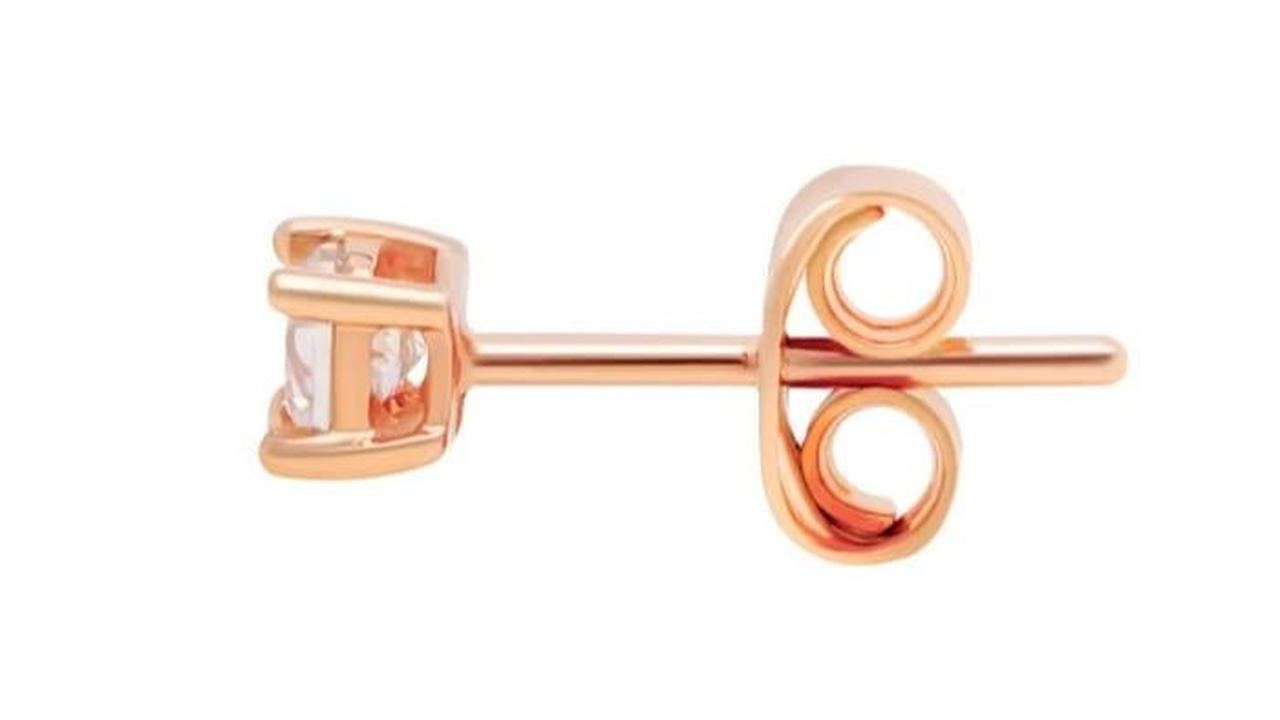<b>5. Anting Emas Tindik Simpel</b><br>