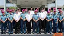 Citizen6, Sidoarjo: Selesai menyaksikan pemutaran film yang mengambarkan tentang struktur organisasi dan kiprah prajurit Marinir, acara di lanjutkan dengan pemberian cendramata serta foto bersama. (Pengirim: Budi Abdillah).