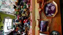 Foto Cheri Pann dan Gonzalo Duran terpajang di raung dapur Mosaic Tile House di Venice, California, AS, (26/9). Rumah ini dipenuhi mozaik dari kepingan keramik, genteng, souvenir, mainan hingga barang-barang bekas. (REUTERS/Mario Anzuoni)