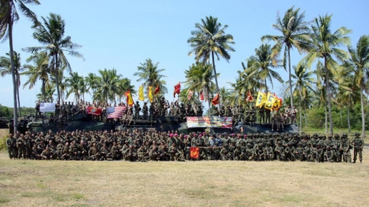 Kekompakan prajurit Marinir TNI dan Amerika lomba 17-an di Situbondo