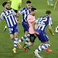 Pemain Barcelona Lionel Messi, kiri ketiga, berebut bola dengan para bek Alaves selama pertandingan sepak bola La Liga Spanyol antara Alaves dan Barcelona di stadion Mendizorroza di Vitoria, Spanyol, Sabtu, 31 Oktober 2020. (AP Photo / Alvaro Barrientos)