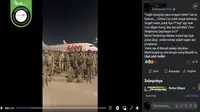 Gambar Tangkapan Layar Video yang Diklaim Tentara China masuk ke Indonesia Menggunakan Maskapai Penerbangan Lion Air (sumber: Facebook).