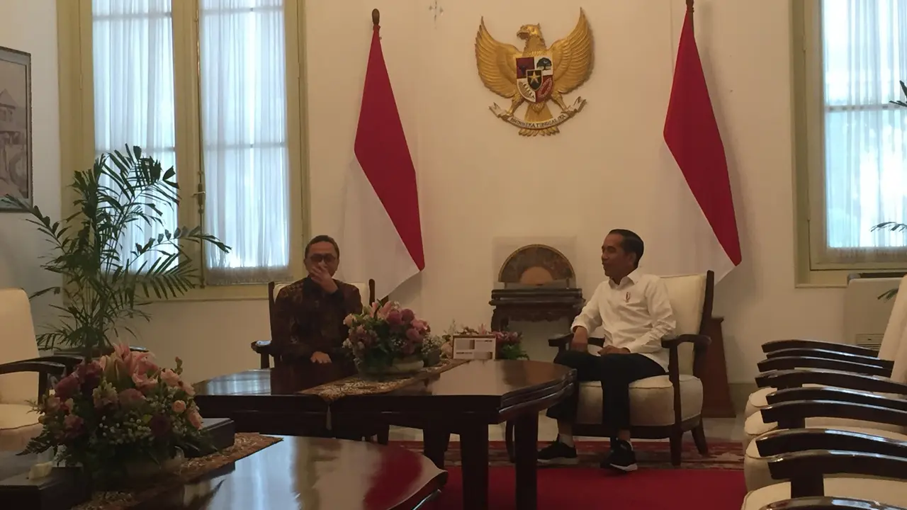 Presiden Joko Widodo atau Jokowi melakukan pertemuan tertutup dengan Ketua Umum Partai Amanat Nasional (PAN), Zulkifli Hasan.