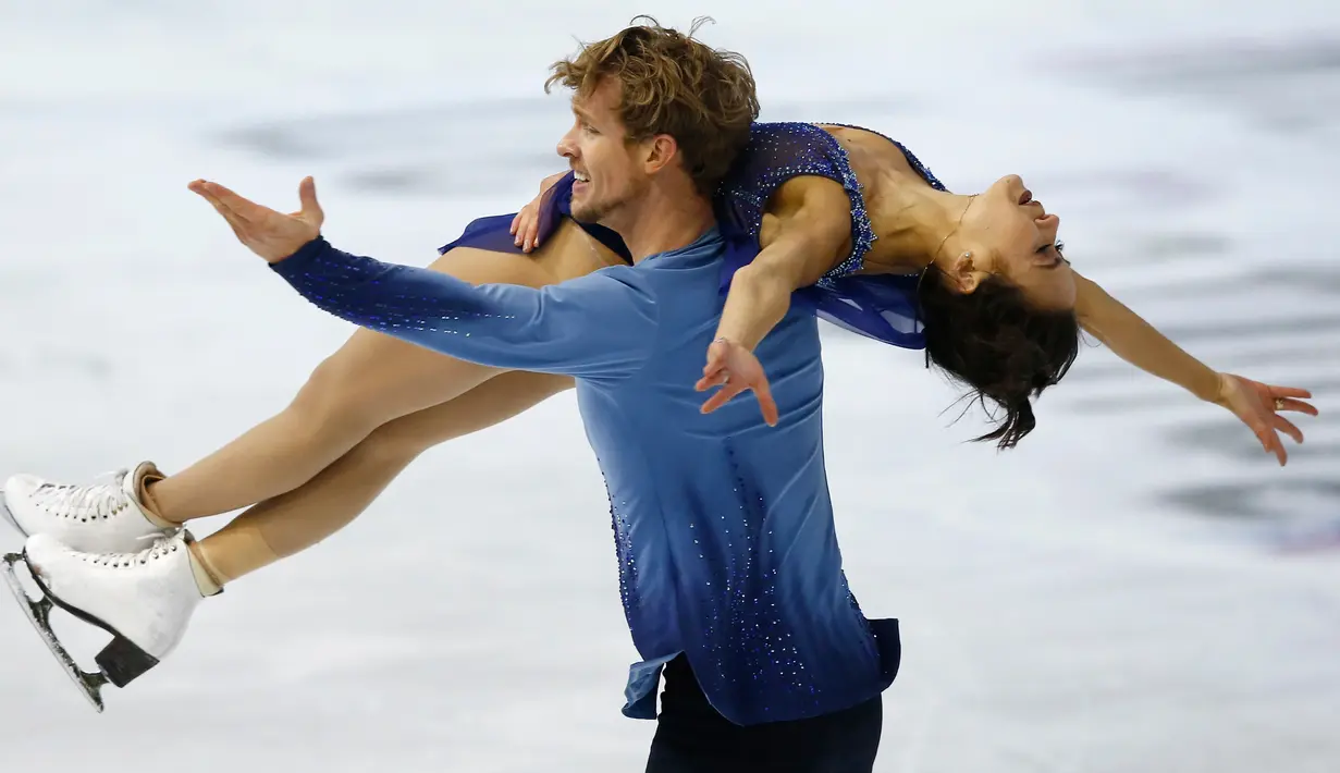 Pasangan atlet Figure Skating, Madison Chock dan Evan Bates  dari Amerika Serikat tampil menunjukkan gerakan selama bersaing dalam kategori ajang Grand Prix Internationaux de France di Grenoble, Prancis, Sabtu (18/11). (AP Photo/Michel Euler)