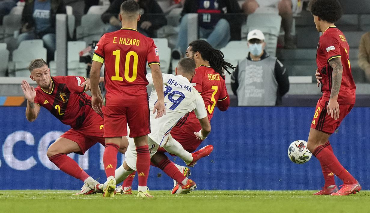 Prancis yang tertinggal dua gol bangkit di babak kedua. Karim Benzema memperkecil kedudukan 1-2 lewat golnya pada menit ke-62. Usai menerima umpan Kylian Mbappe, ia meliuk-liuk melewati beberapa pemain belakang Belgia untuk kemudian menaklukkan Thibaut Courtois. (AP/Luca Bruno)