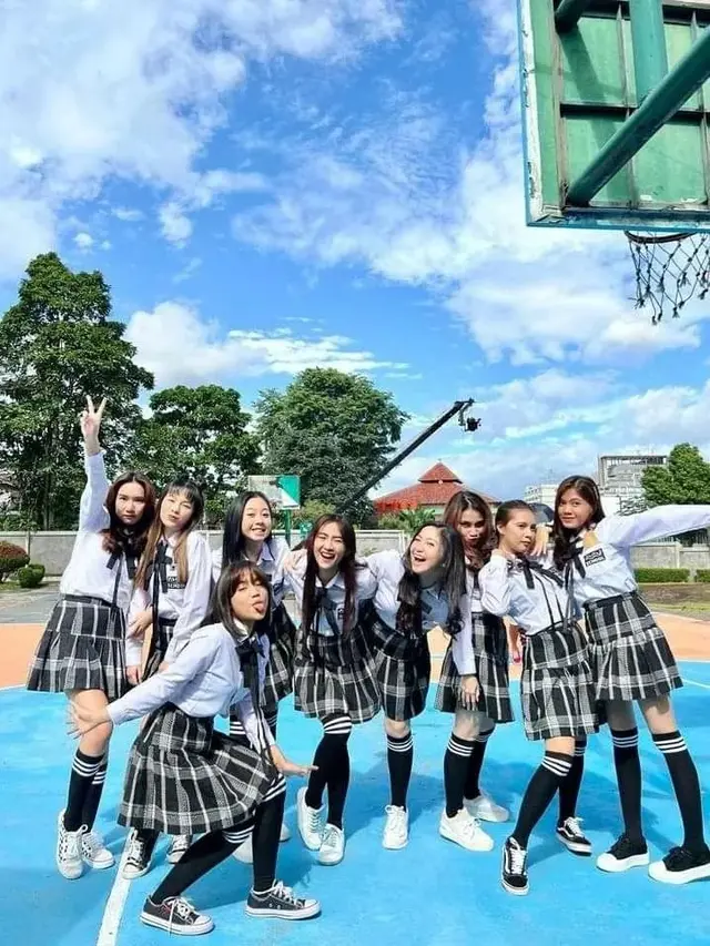 7 Potret Kebersamaan Fuji dan Pemain Film Bukan Cinderella