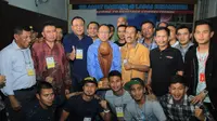 Pada Senin (2/11/2015) siang, Persib Bandung mengunjungi Lapas Sukamiskin, untuk bertemu dengan mantan Wali Kota Bandung, Dada Rosada yang masih mendekam di penjara akibat kasus korupsi. (Bola.com/Bagas Rahadyan)