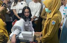 VIDEO: Momen Wajah Tegang Menteri Widiyanti Saat Cek Kesehatan Gratis di Puskesmas Tanah Abang