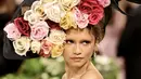 Tampil bagai buket bunga, tatanan rambut Zendaya begitu unik dan imajinatif.  [Foto: Instagram/ Vogue]