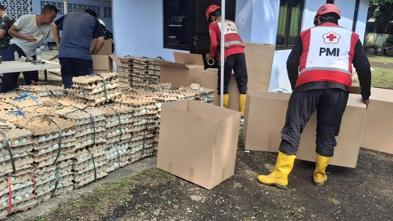 PMI Kembali Kirim Telur Asin untuk Pengungsi Korban Banjir di Sumut dan Aceh