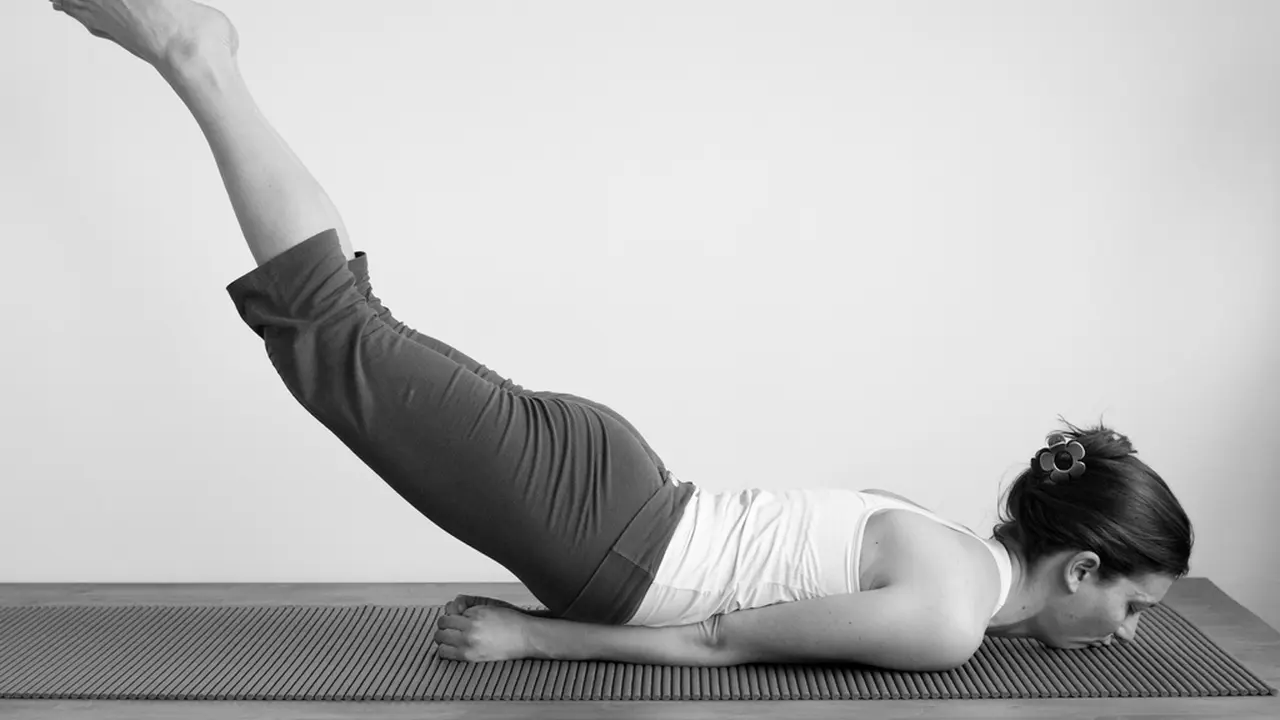 yoga salabhasana