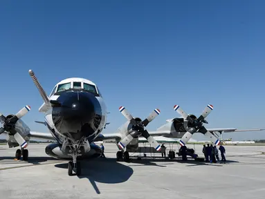 Kermit, pesawat milik National Oceanic and Atmospheric Administration (NOAA) terparkir di Coast Guard Air Station, Bandara Opa Locka, Miami, AS (12/5). Pesawat jenis WP-3D Orion ini digunakan sebagai pemburu badai. (AFP Photo/Rhona Wise)