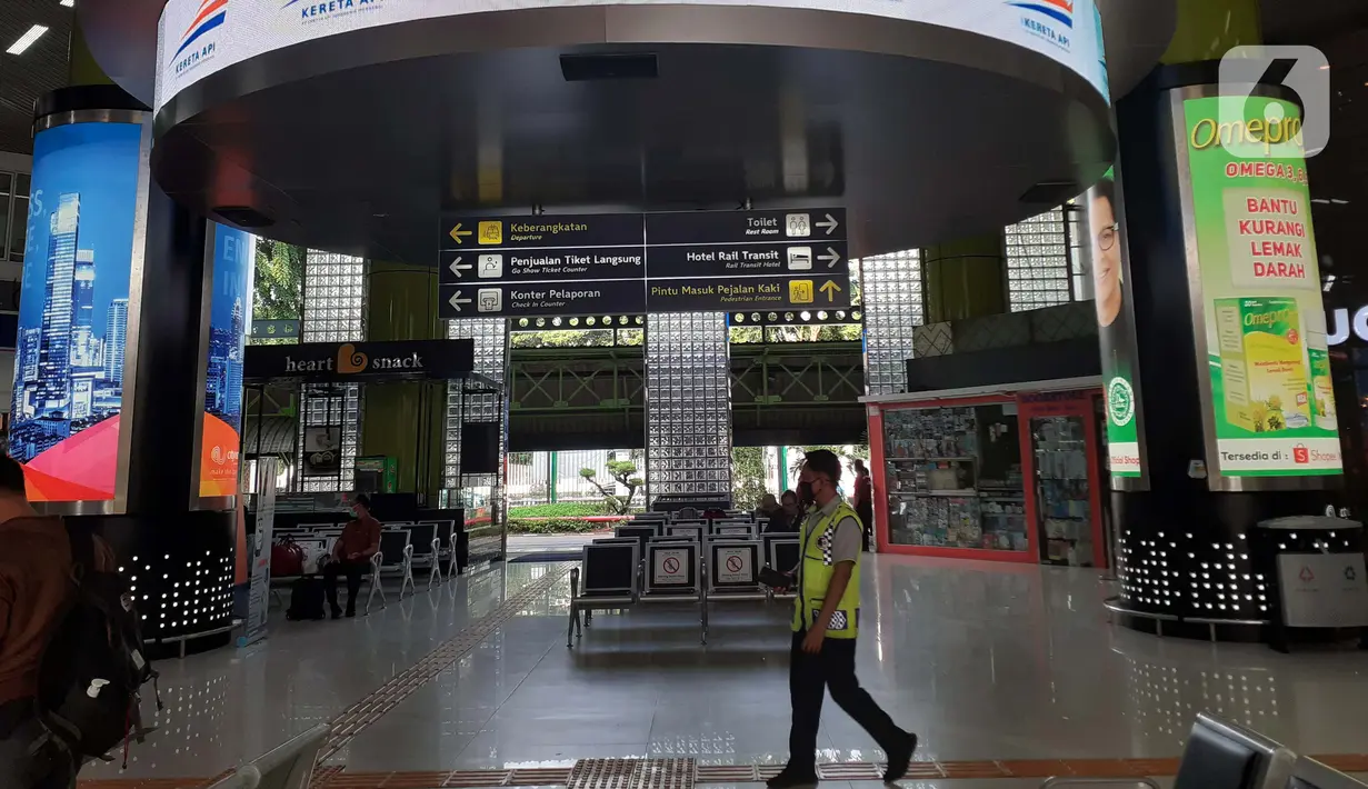 Petugas melintasi ruang tunggu keberangkatan Stasiun Gambir, Jakarta, Jumat (27/3/2020). PT Kereta Api Indonesia (Persero) membatalkan sejumlah jadwal perjalanan menyusul meluasnya penyebaran virus corona, pembatalan itu dilakukan mulai 26 Maret 2020. (Liputan6.com/Helmi Fithriansyah)