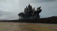 Tangkapan layar video erupsi Gunung Anak Krakatau pada 2018 (BNPB)