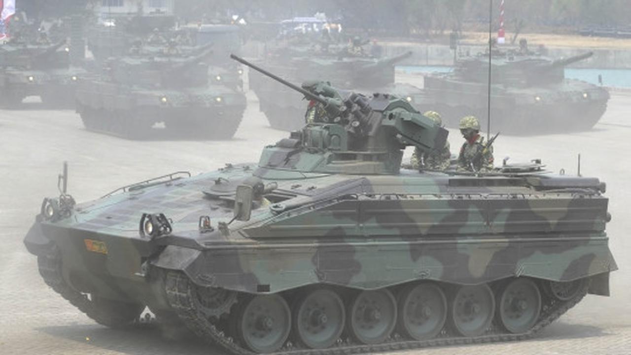 Menyaksikan ganasnya parade kendaraan tempur TNI