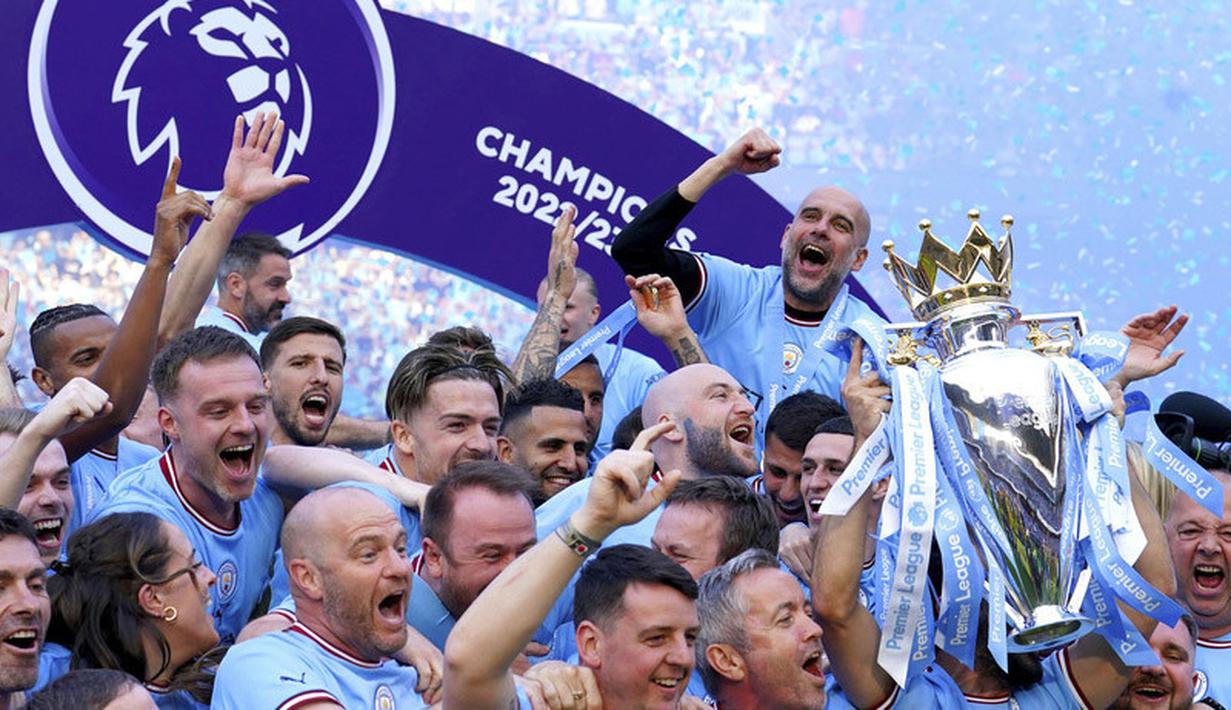 Skuad Manchester City melakukan selebrasi saat perayaan juara Liga Inggris di Stadion Etihad, Manchester, Minggu, (21/5/2023). Keberhasilan tersebut membawa pasukan Pep Guardiola mengukir hattrick juara Liga Inggris untuk pertama kalinya dalam sejarah klub. (AP Photo/Jon Super)