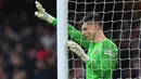Nick Pope. Setelah 6 musim membela Burnley di Premier League sejak didatangkan dari Charlton Athletic pada awal musim 2016/2017, kiper Inggris yang kini menginjak usia 30 tahun ini harus menerima kenyataan timnya terdegradasi ke Championship musim 2022/2023. Kiper yang memiliki nilai pasar 15 juta euro ini total tampil dalam 36 laga di Premier League musim 2021/2022 dengan torehan 9 kali clean sheet dan kebobolan 47 gol. Ia bisa saja bertahan di Premier League jika menerima tawaran Fulham atau West Ham yang meminatinya. (AFP/Glyn Kirk)