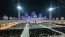 Pemandangan saat umat muslim berdoa di halaman Masjid Agung Sheikh Zayed di Abu Dhabi, Uni Emirat Arab, Sabtu (1/6/2019). Umat muslim memanjatkan doa-doa jelang berakhirnya Ramadan untuk mendapatkan Lailatul Qadar atau malam yang lebih baik dari seribu bulan. (KARIM SAHIB/AFP)